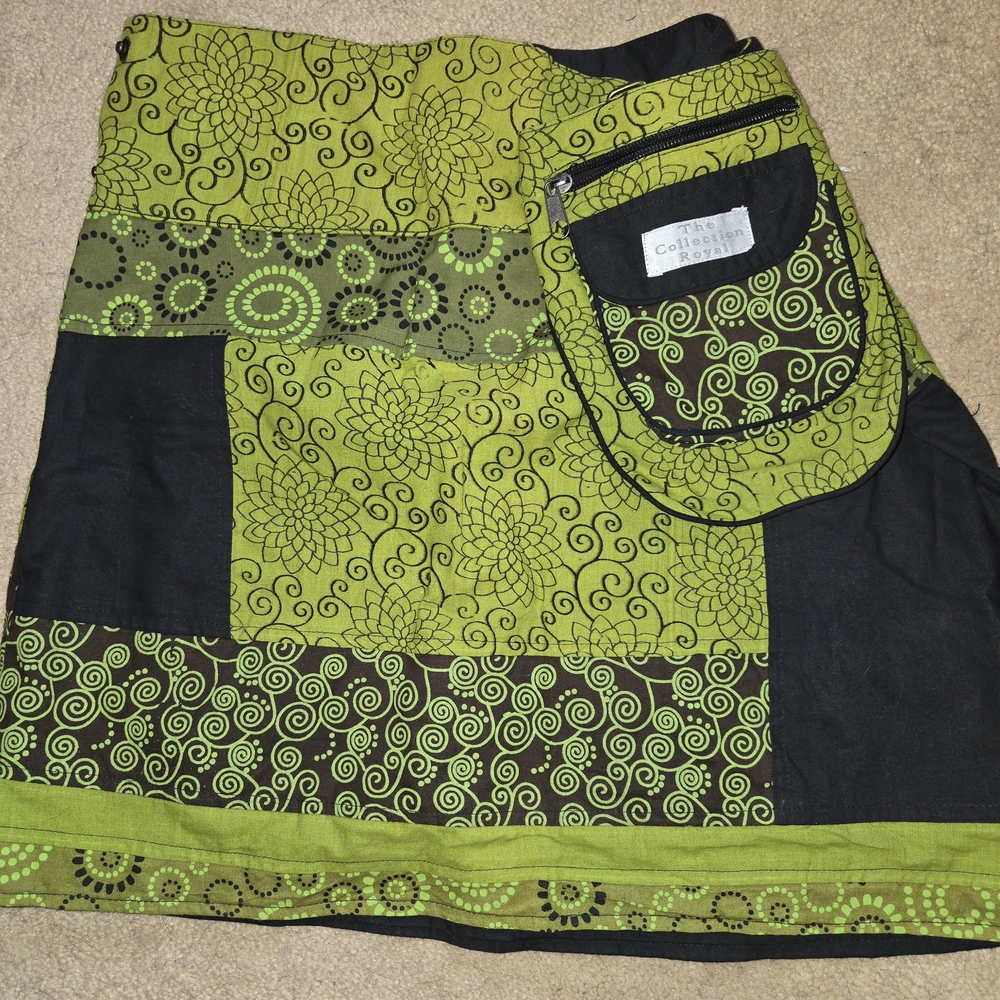 Adjustable Green and Black Patterned Skirt With Side Pocket. Goes From S-L